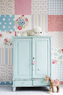 Διακόσμηση από τα υπολείμματα της ταπετσαρίας στο φυτώριο