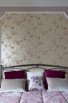 Τα υπολείμματα της ταπετσαρίας στο εσωτερικό