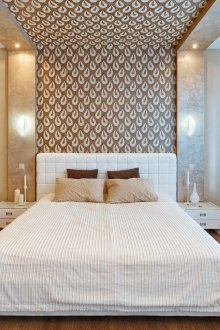 Τα υπολείμματα της ταπετσαρίας στο εσωτερικό