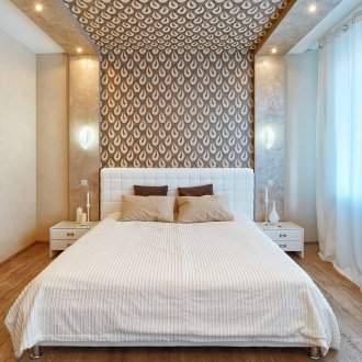 Υφάσματα πάνω από το κεφάλι του κρεβατιού στο υπνοδωμάτιο