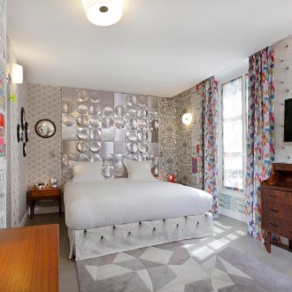 Τα υπολείμματα της ταπετσαρίας στο εσωτερικό