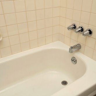 Στεγανοποιώντας την μπανιέρα με λευκό στεγανωτικό