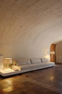 Πέτρινες πλάκες στο διάδρομο