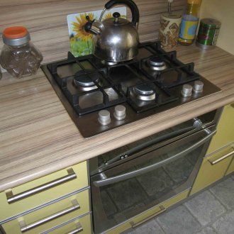 Ριγέ κουρτίνες στο αψιδωτό παράθυρο