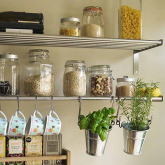 Μεταλλικά ράφια στην κουζίνα