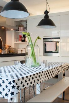 Ορθογώνιο ενυδρείο στον τοίχο