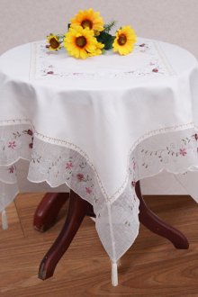 Τραπεζομάντιλο με φούντες