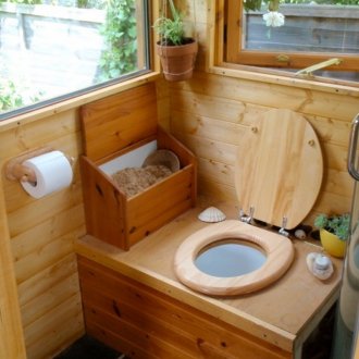 Ξηρή ντουλάπα για ένα καλοκαιρινό σπίτι