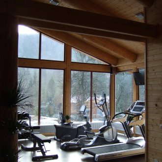Αρχική γυμναστήριο με πανοραμικά παράθυρα