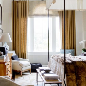 Ρωμαϊκή κουρτίνα σε τοξωτό παράθυρο