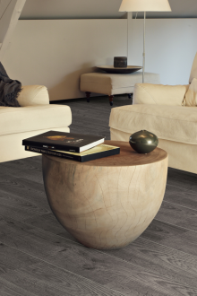 Υδρομασάζ στο δάπεδο στο σαλόνι