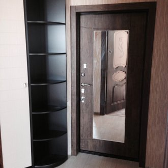 Καναπές με μεταλλική διακόσμηση υψηλής τεχνολογίας