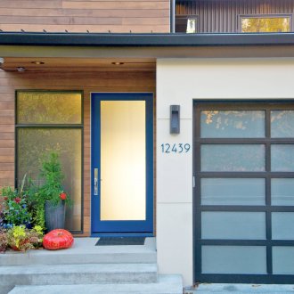 Λευκή πόρτα με γυαλί