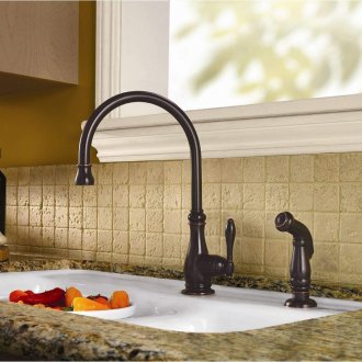 Μαρμάρινο μπάνιο σε στυλ ρετρό.