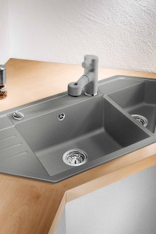 Γκρίζα γυαλιστερά πλακάκια στο πάτωμα της κουζίνας.