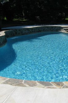 Piscina al pati del darrere d’una casa privada