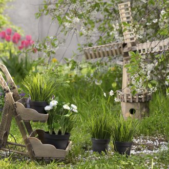 Ξύλινες φιγούρες στον κήπο