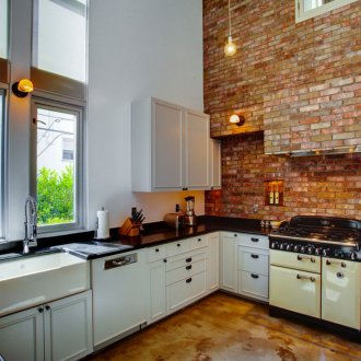 Τούβλο στην κουζίνα με ψηλά ταβάνια