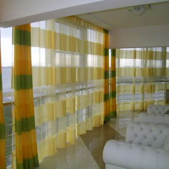 Ριγέ κουρτίνες σε γυαλισμένη λουγκλιά