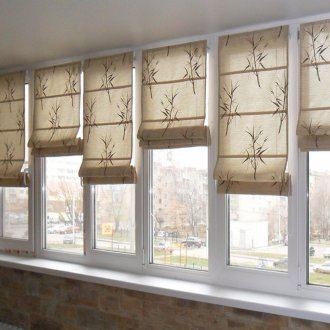 Ρωμαϊκές κουρτίνες με μια εικόνα στο μπαλκόνι