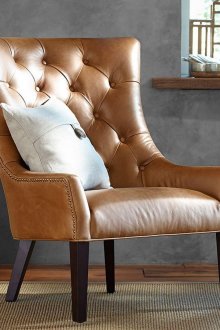 Μεταφορά ταπετσαρίας σε μια δερμάτινη καρέκλα