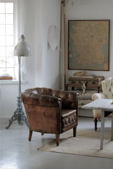 Καφέ δερμάτινη πολυθρόνα στο εσωτερικό