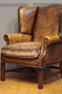 Δερμάτινη καρέκλα σε ξύλινα πόδια