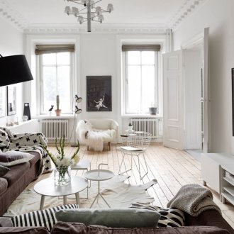 Δερμάτινη πολυθρόνα σε σκανδιναβικό εσωτερικό