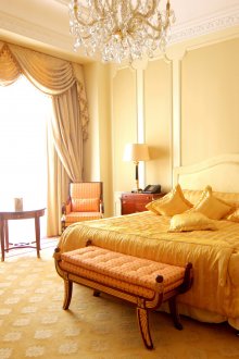 Κλασικό τραπέζι από συμπαγές ξύλο