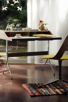 Γραμματέας στα πόδια του χάλυβα