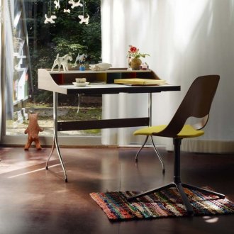 Γραμματέας στα πόδια του χάλυβα