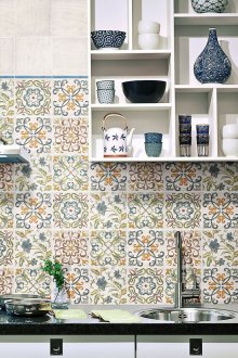 Ταπετσαρία με φωτεινό μοτίβο