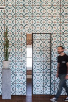 Μπαμπού ταπετσαρία στον τοίχο του υπνοδωματίου