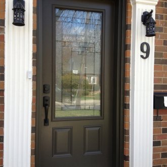 Μαύρη πόρτα με γυαλί