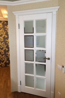 Γυαλιστερό γυαλί στην πόρτα