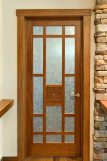 Πόρτα με αδιαφανές γυαλί