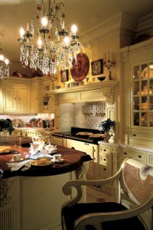 Μαρμάρινο περβάζι παραθύρου στην κουζίνα