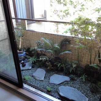 Ιαπωνικό κήπο στο μπαλκόνι