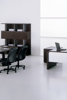 Αντίθετα χρώματα στο σχέδιο του ντουλαπιού