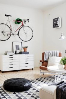 Λευκή ταπετσαρία με σχέδιο στο σκανδιναβικό εσωτερικό