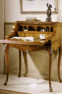 Βελούδο καναπέ με διακόσμηση