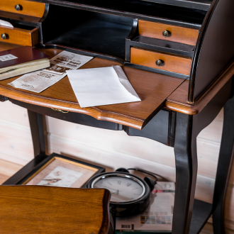 Τραπέζι γραφείου με αρθρωτό καπάκι
