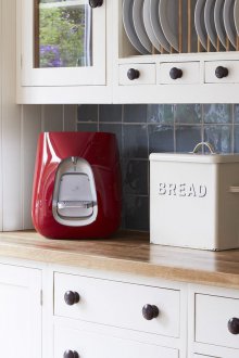 Κόκκινο μεταλλικό τραπέζι