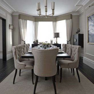 Laminate κάτω από ένα πεύκο στο εσωτερικό του διαμερίσματος