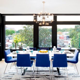 Μπλε καρέκλες σε μια τραπεζαρία που