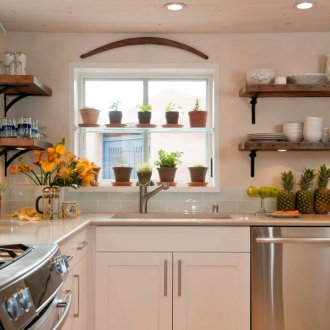 Συνδυασμένα ράφια στην κουζίνα