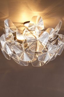 Πλήρης κουζίνα με γυάλινο μπαρ