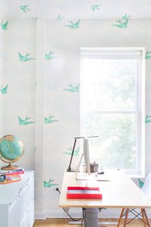 Λευκή ταπετσαρία με τυρκουάζ πουλιά