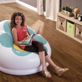 Κουρτίνες σε ένα τοξωτό παράθυρο στο εσωτερικό