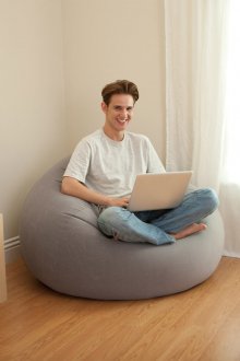 Φουσκωτή καρέκλα στο εσωτερικό του διαμερίσματος